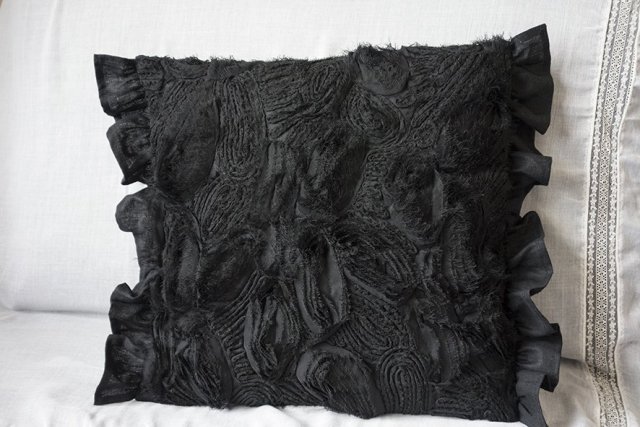 Czarna elegancka poduszka dekoracyjna 12pd