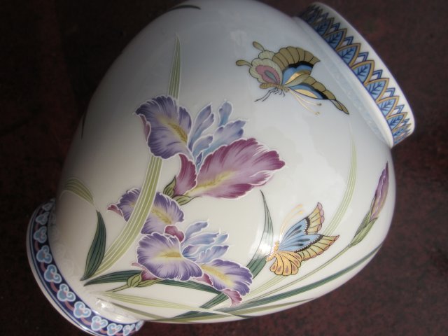 Dużej urody,  wykwintnie zdobiony porcelanowy wazon