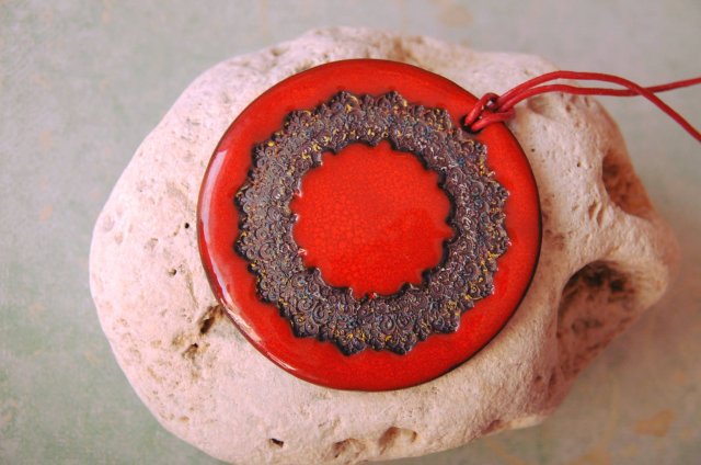Czerwony wisiorek ceramiczny z rozetą - ORIENT - Promocja -50%