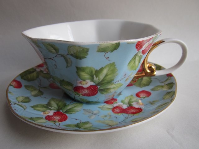Duża -herbaciana - filiżanka porcelanowa ze spodkiem  - oryginalna forma - wykwintne ucho - smakowite zdobienie