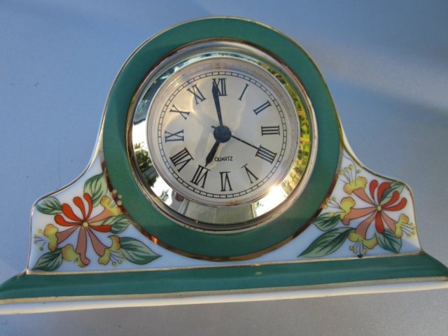 Past times  Porcelanowy zegar - kominkowa forma - urodziwe wiciokrzewu kwiecie