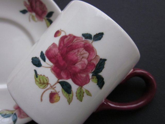 WEDGWOOD -BARLASTON ROSE - FILIŻANKA ZE SPODKIEM - NIEPOSPOLITA SERIA - PIĘKNE RÓŻANE ZDOBIENIE