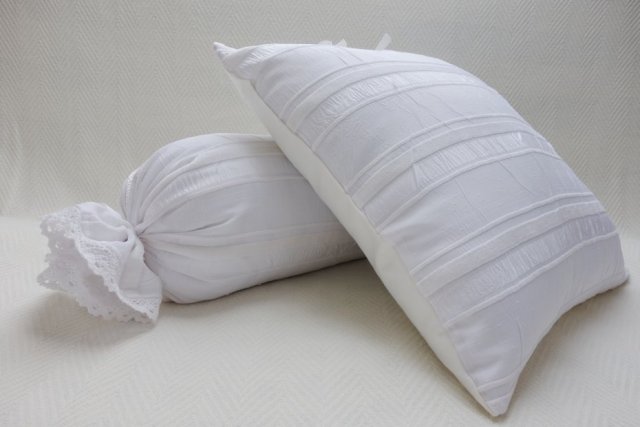 Biała poduszka wałek dekoracyjny, glamour 213wl