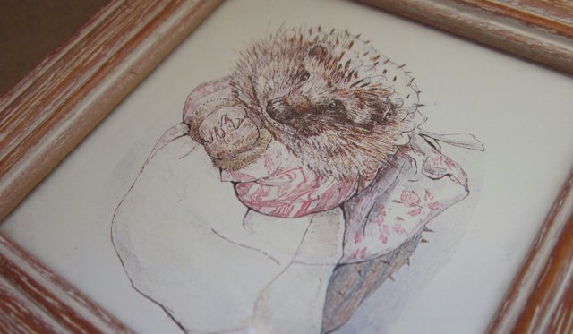 Mrs.Tiggy -Winkle   -  BEATRIX POTTER -  MANU - Frederick Warne & Co.  1993 - Niewielki  OPRAWIONY  OBRAZEK Z BAJKI BEATRIX POTTER