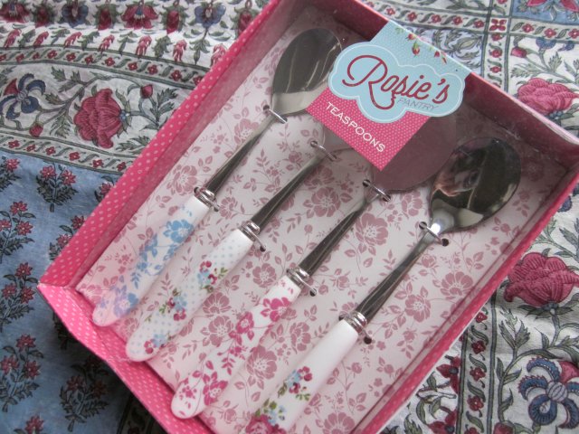 ROSIE'S TEASPOON  SET OF 4 STAINLESS STEEL TEASPOON WITH PORCELAIN HANDLES -  NOWE W ORYGINALNYM OPAKOWANIU