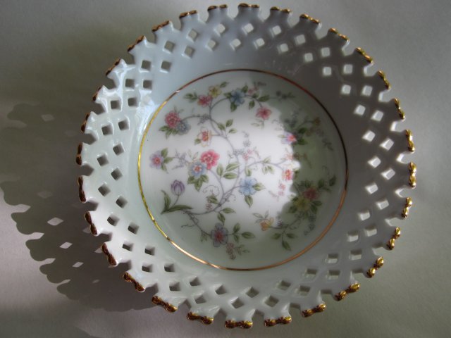 AŻUROWA PORCELANOWA UROCZO KWIATOWO ZDOBIONA PATERKA  -  MISECZKA