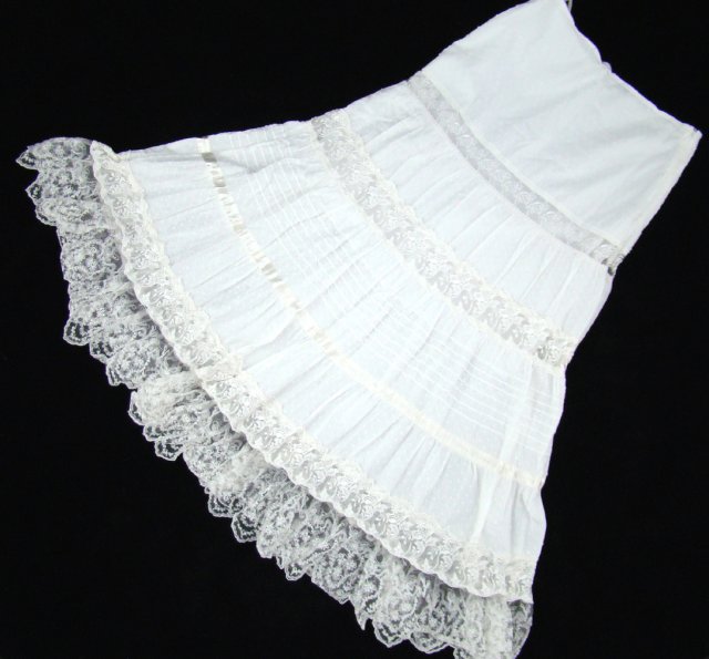 biała spódnica z koronkami