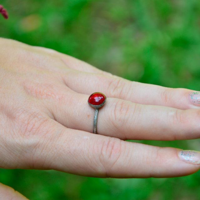Red love - pierścionek z topionym szkłem