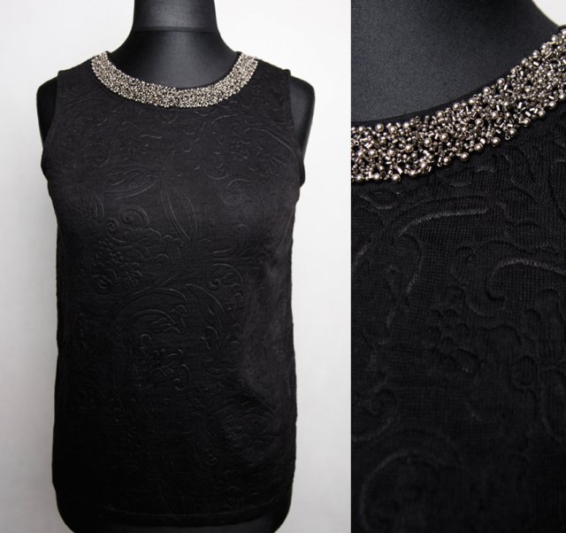 NEXT czarna bluzka tłoczona w ornamenty, przy dekolcie kolia z koralików 38 M Hv61