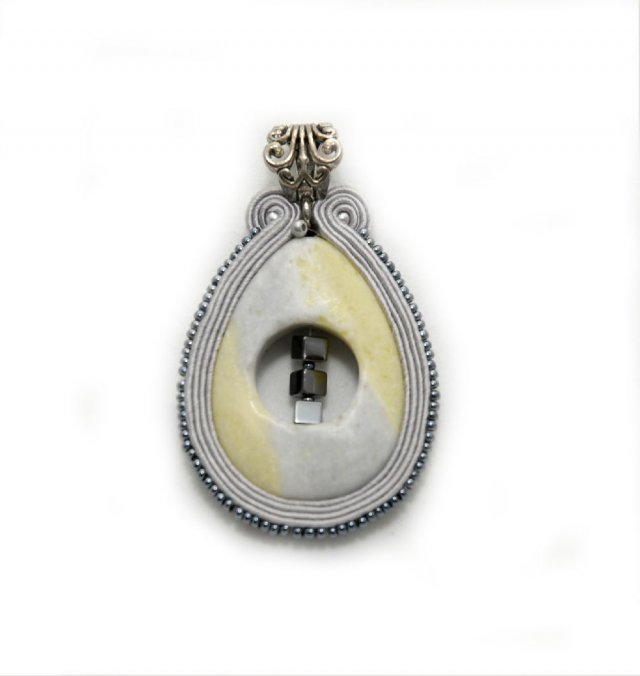 wisiorek sutasz z jadeitem soutache