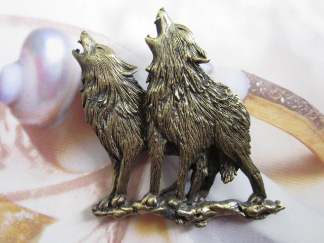 JEANETTE JEWERLY  -JJ WOLVES MOON DESERT COLLECTIBLE JEWERLY -WOLF PIN DESERT SETTING LARGE BROCHE lata 80-e