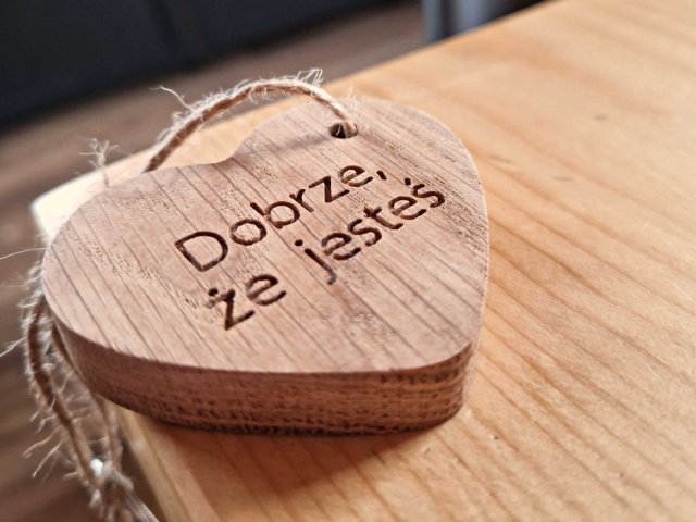 Drewniany breloczek serce - Dobrze, że jesteś, brelok z grawerem, prezent na walentynki, dzień kobiet, serduszko z drewna
