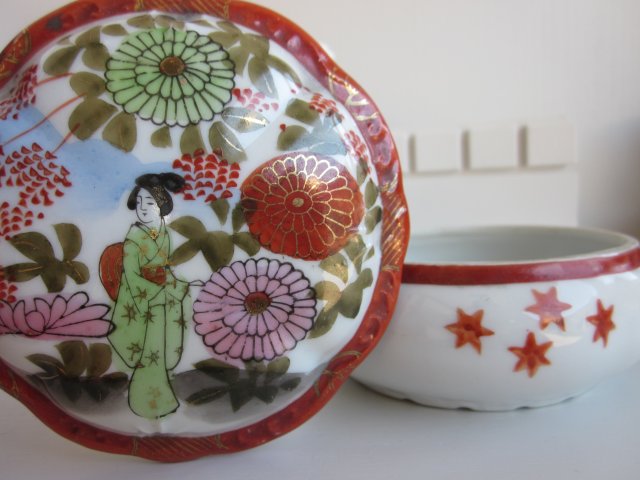 JAPAN ART HAND PAINTED - SYGNOWANE RĘCZNIE MALOWANE PORCELANOWE PUZDRO