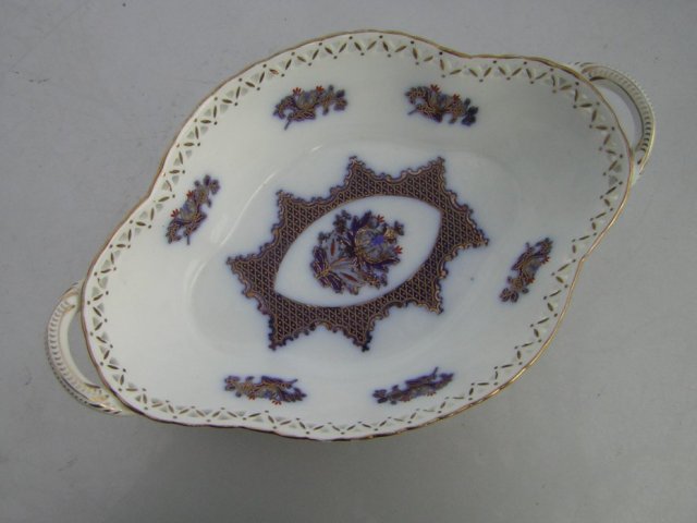 niebanalnej urody porcelanowa,  ażurowa  i wykwintnie  zdobiona patera