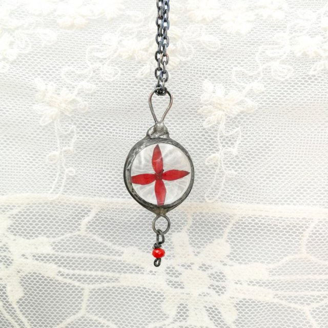 Red star- naszyjnik z kwiatem w szkle