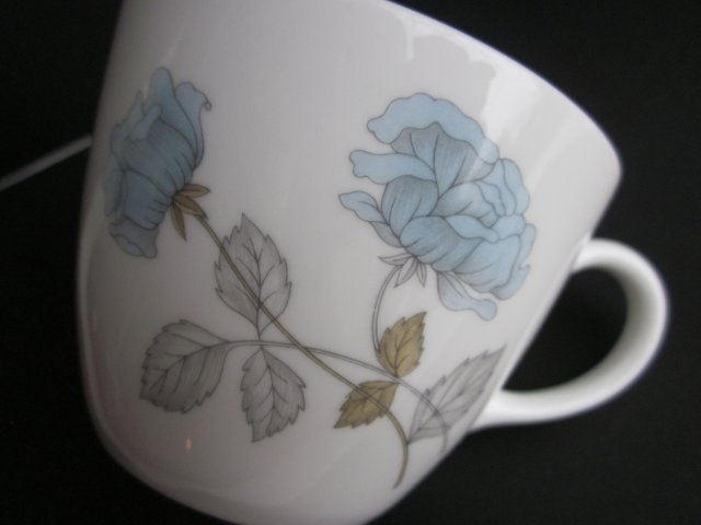 Wedgwood Ice Rose - szlachetnie porcelanowa filiżanka z kolekcjonerskiej serii Ice Rose