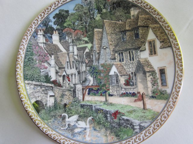 Royal Worcester 1991-VILLAGES  - CASTLE COMBE  - by SUE SCULLARD  - kolekcjonerski talerz porcelanowy