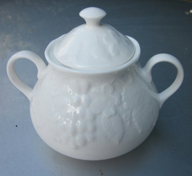 Wedgwood  1988 strawberry &vine - duża,  elegancka  cukiernica - nowa  z metką -Rzadko spotykana  na rynku polskim