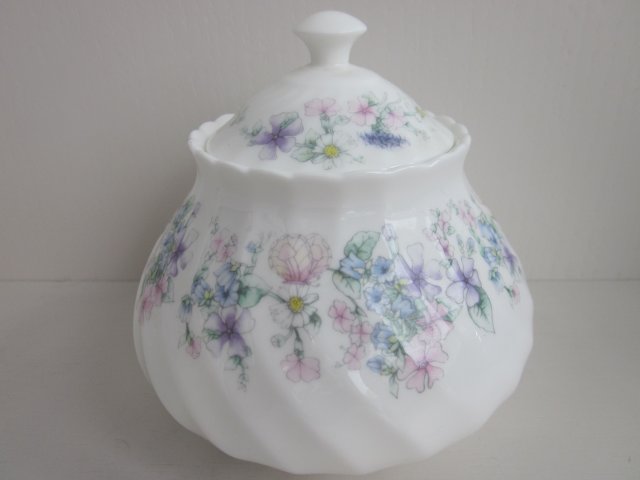 WEDGWOOD APRIL FLOWERS BONE CHINA  eleganckie duża kobieca cukiernica seria kolekcjonerska