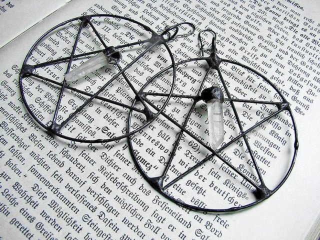 Pentagramy z kryształem -  kolczyki koła