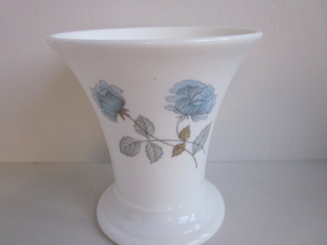 Wedgwood Ice Rose - szlachetnie porcelanowy wazonik  z kolekcjonerskiej serii Ice Rose