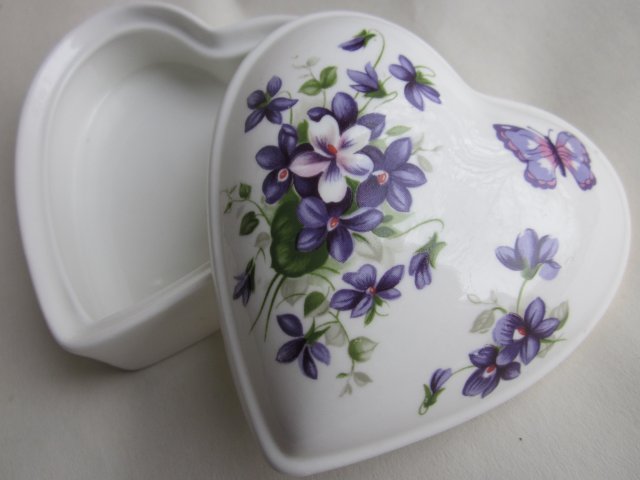 WILD  VIOLETS  -ORYGINALNA FORMA PIĘKNE ZDOBIENIE duże porcelanowe puzdro