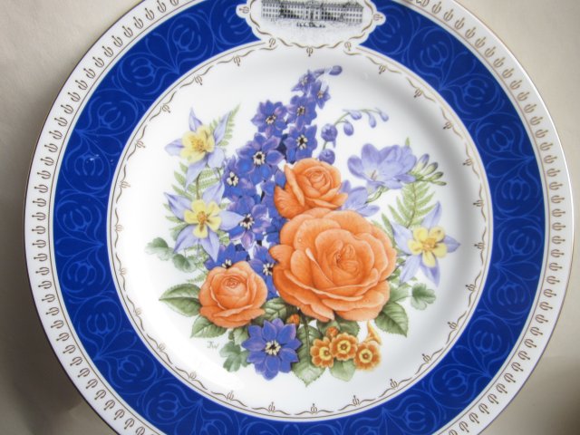 EXLUSIVELY - royal worchester 1988 CHELSEA flower plate   MADE IN ENGLAND - THE ROYAL HORTICULTURAL SOCIETY