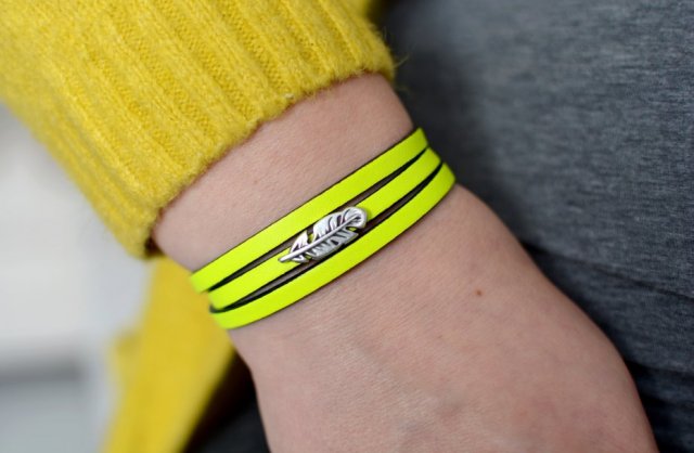 BRANSOLETKA SKÓRZANA MAGNETOOS TRIPLE FEATHER NEON LEMON