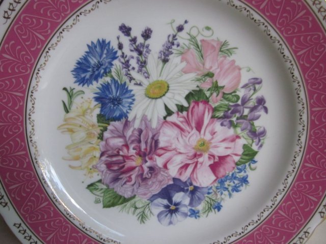 Exlusively - WEDGWOOD - THE 1987 - CHELSEA FLOWER  PLATE - OKOLICZNOŚCIOWY -KOLEKCJONERSKI - UŻYTKOWY  TALERZ PORCELANOWY 23 CM