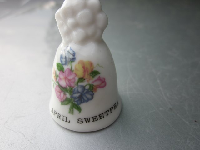 porcelanowy w miniaturze kolekcjonerski dzwonek  - APRIL  SWEETPEA    - kwiaty miesiąca