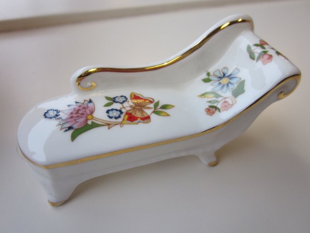 aynsley MINIATURE - miniatura kolekcjonerska  -porcelain doll  furniture