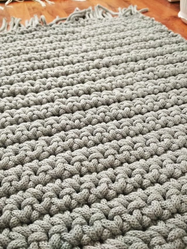Duży dywan ze sznurka bawełnianego.