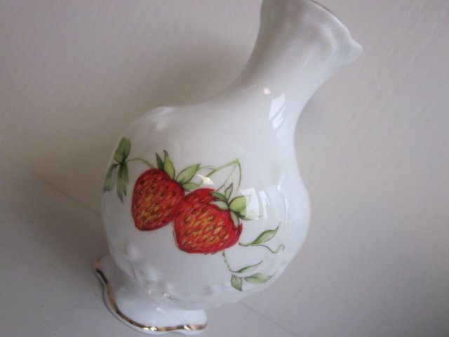 QUEENS VIRGINIA STRAWBERRY- małe szlachetnie porcelanowe niespotykane cudeńko