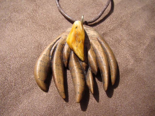 Zawieszka Wisior listek  - kwiat - forma biologiczna- drewno / bursztyn / akacja