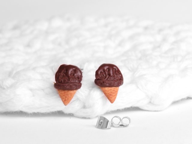 Kolczyki sztyfty -pysznie wyglądające lody czekoladowe
