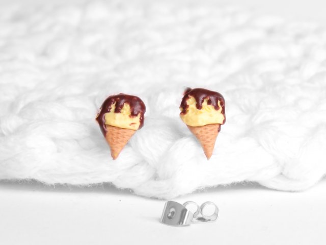 Kolczyki sztyfty -pysznie wyglądające lody waniliowe z polewą czekoladową