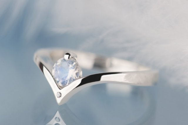 Srebrny pierścionek chevron z kamieniem ksieżycowym i diamentem