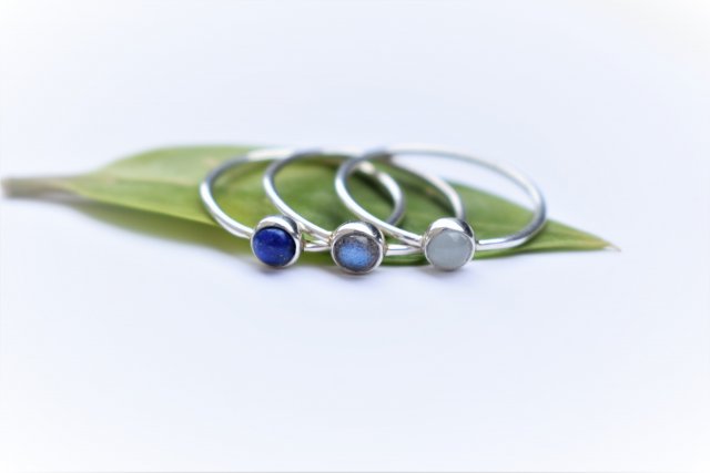 Potrójny srebrny pierścionek z naturalnymi kamieniami: lapis lazuli , labradoryt , akwamaryn. Minimalistyczne , delikatne, łączone wzory.