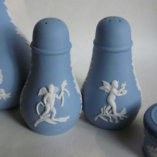 Wedgwood Antique - blue jasper  - kolekcjonerskie niezwykle  eleganckie biskwitowe przyprawniki rzadko spotykane