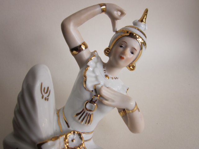 Tajlandzka tancerka z porcelany -efektowna figurka porcelanowa 20 cm wysokości