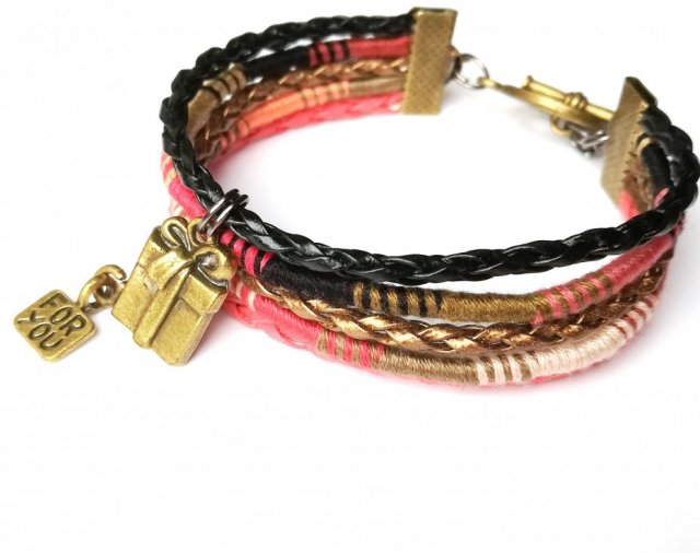 Czas podarunków - bransoletka z owijanych elementów i rzemieni, zawieszka - pudełko prezentowe "For you"