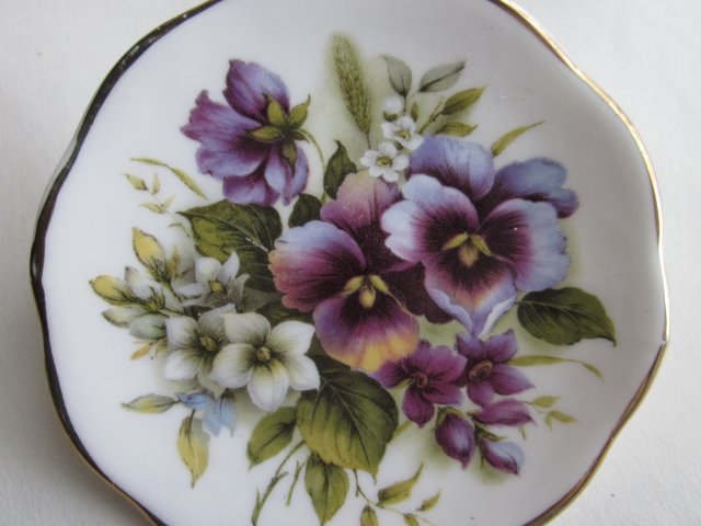 Gallery bone CHINA  staffordshire ENGLAND -  fiołkowy niewielki  Porcelanowy talerzyk