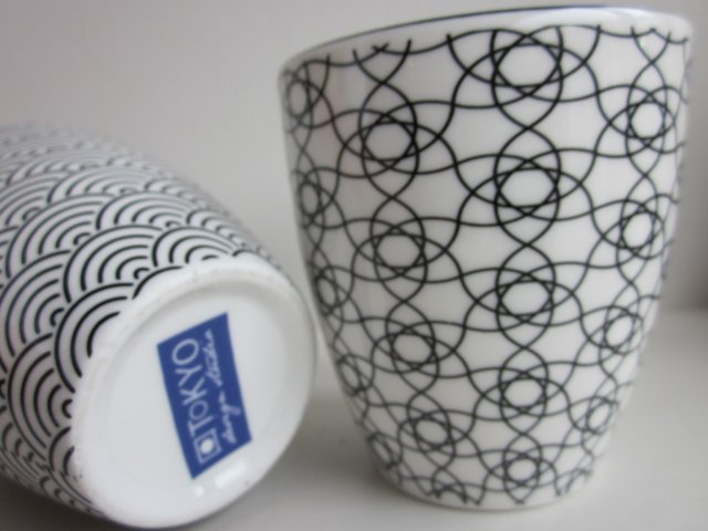tokyo design studio -nowoczesny design -  czarka  - kubek  fantastyczne graficzne zdobienie na solidnej porcelanie