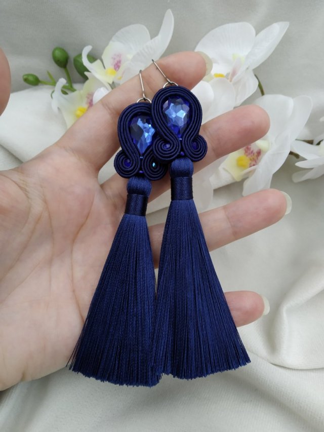 Niebieskie kolczyki sutasz, granatowe kolczyki kryształowe soutache, ciemnoniebieskie kolczyki ręcznie robione