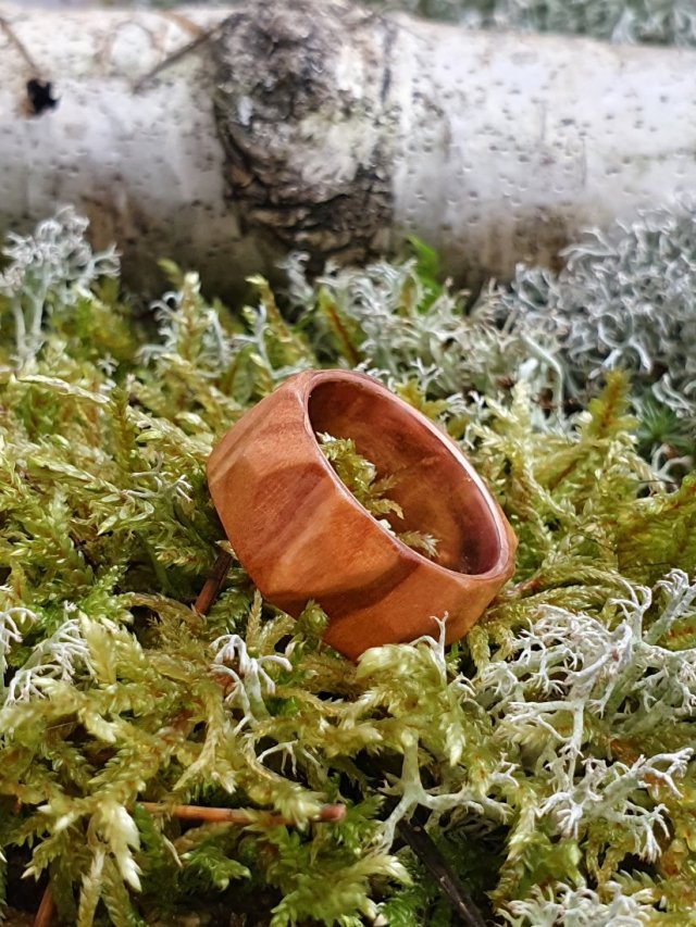 pierścionek z drewna oliwnego i miedzi