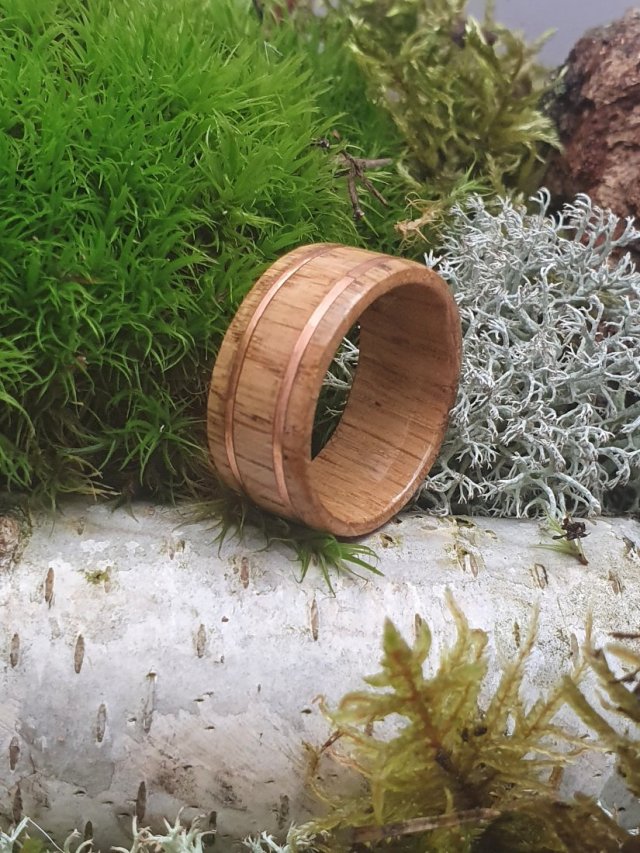 pierścionek z drewna dębu z miedzią