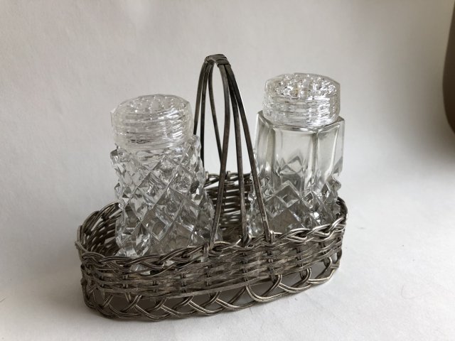 wykwintne praktyczne - szkło kryształowe i metalowy koszycze - przyprawiniki na sól i pieprz