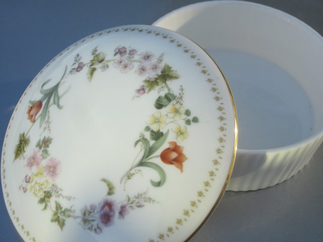 Wedgwood Mirabelle duże szlachetnie porcelanowe puzdro