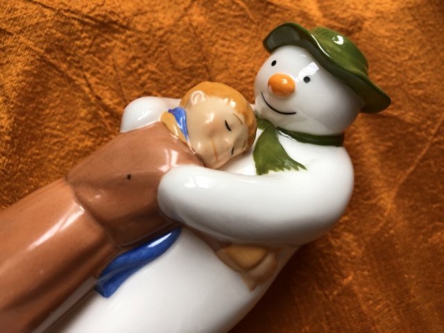 COALPORT CHARACTERS HAND PAINTED 2001 The snowman the hug