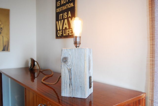 Biała rustykalna lampka nocna ze starej drewnianej belki, lampka ze starego drewna sosnowego
